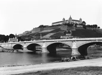 Pevnost Marienberg při pohledu z Ludwigs Bridge, Würzburg, c.1910